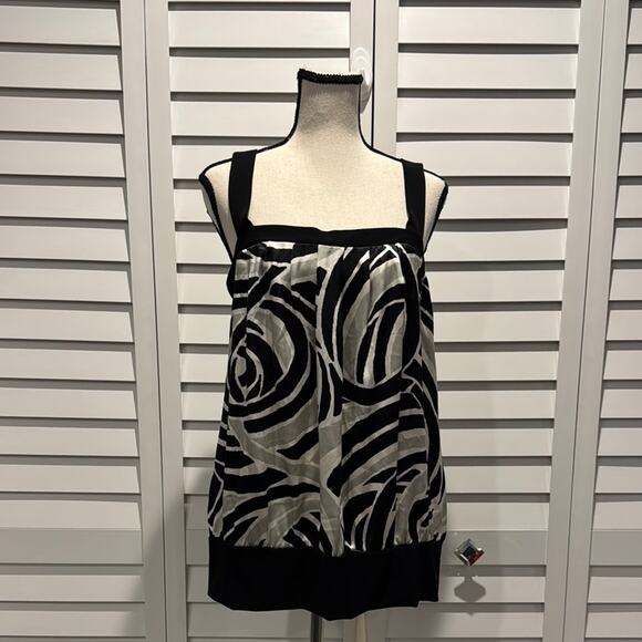 Chic Black and White Sleeveless Top - Picture 1 of 8